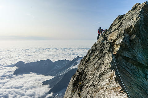 home, escalada, gris, muntanya, vista dels ocells, persona, penya-segat de muntanya, rock, penya-segat, núvol, paisatge, cel, bellesa a la natura, activitat d'oci, una persona, sòlid, aventura, escenics - natura, rock - object, naturalesa, formació de roca, esport, escalada en roca, Esports extrems, activitat, estils de vida, risc, conquerir l'adversitat, a l'aire lliure, 5K, CC0, domini públic, lliure de regalies