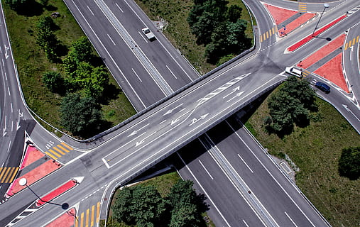 aèria, fotografia, concret, creu, carretera, vista, gris, pont, buit, trànsit, corba, vermell, arbre, fletxa, flux, llum, diagonal, composició, senyal, parada, helicòpter, color, cotxe, transport, manera de transport, planta, vehicle terrestre, moviment, vista d’angle alt, carrer, ciutat, automòbil, cap gent, connexió, signe, naturalesa, marcatge de carreteres, pont - estructura feta per l'home, arquitectura, a l'aire lliure, autopista de carrils múltiples, pas superior, 4K, CC0, domini públic, lliure de regalies