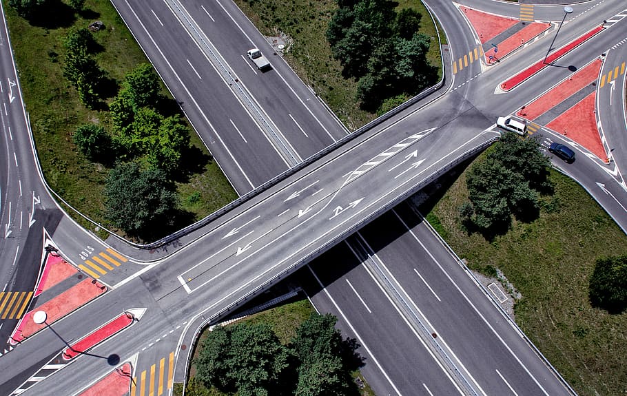 aèria, fotografia, concret, creu, carretera, vista, gris, pont, buit, trànsit, corba, vermell, arbre, fletxa, flux, llum, diagonal, composició, senyal, parada, helicòpter, color, cotxe, transport, manera de transport, planta, vehicle terrestre, moviment, vista d’angle alt, carrer, ciutat, automòbil, cap gent, connexió, signe, naturalesa, marcatge de carreteres, pont - estructura feta per l'home, arquitectura, a l'aire lliure, autopista de carrils múltiples, pas superior, 4K