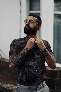 Mann knöpfte, Hemd, Mann, tragen, Brille, halten, T-Shirt mit Knopfverschluss, Bart, Sonnenuntergang, Modell-, tätowieren, männlich, London, Porträt, Leitartikel, Mode, Hipster, cool, sehen, Glas, Fotoshooting, Muster, eine Person, junger Erwachsener, junge Männer, echte Menschen, Gesichtsbehaarung, Legere Kleidung, Stehen, Lebensstile, Vorderansicht, Fokus auf den Vordergrund, Taille hoch, Freizeitbeschäftigung, Männer, Schnurrbart, draußen, Hipster - Person, Betrachtung, 5K, CC0, gemeinfrei, lizenzfrei