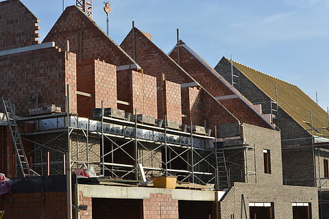 stavět, Dům, cihly, budova, architektura, exteriér budovy, stavba, dřevo - materiál, nikdo, den, nebe, Příroda, nízký úhel pohledu, město, venku, rezidenční čtvrti, slunečního světla, průmysl, v řadě, moderní, staveniště, stavební průmysl, bydlení, byt, 5K, CC0, veřejná doména, bez autorských práv
