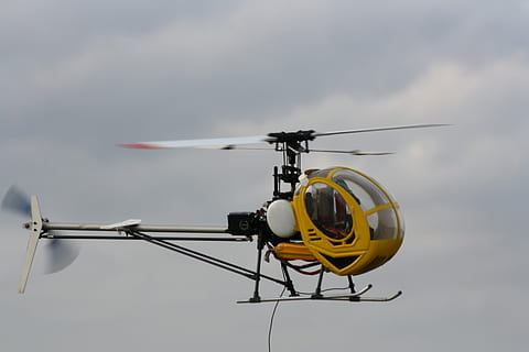 modellismo rc, elicottero, modello, modellismo in scala, mezzi di trasporto, veicolo aereo, tecnologia, modo di trasporto, cielo, aereo, volante, nuvola - cielo, natura, nessuno, movimento, giallo, connessione, giorno, all'aperto, mezz'aria, comunicazione, in movimento, elica, industria aerospaziale, 4K, CC0, dominio pubblico, privo di copyright