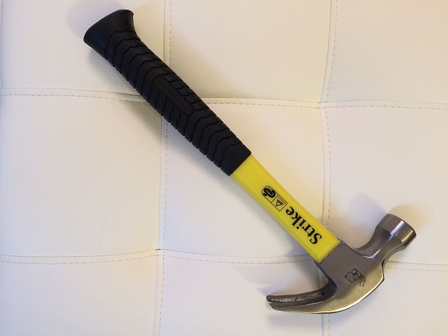 grau, Gelb, gebogen, Klauenhammer, Hammer, Werkzeug, Zuhause, Fix, hölzern, Arbeitnehmer, Ausrüstung, Bedienung, Reparatur, Arbeit, industriell, bauen, einstellen, Baumeister, Haus, Konstruktion, Maßband, keine Leute, drinnen, Stillleben, Nummer, Arbeitsgerät, Nahansicht, Messinstrument, High Angle View, weiße Farbe, Tabelle, Kommunikation, Lineal, Diät halten, Mann gemacht, Handwerkzeug, Leder, 2K