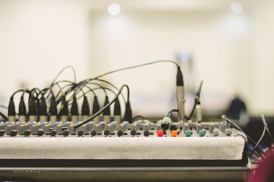 negre, electrònica, dispositiu, blanc, marró, taula, comandaments, música, equipament musical, tecnologia, cables, a l'interior, centrar-se en primer pla, primer pla, enfocament selectiu, elecció, cap gent, en fila, variació, indústria, negocis, gran grup d'objectes, educació, ordre, connexió, cultura i entreteniment artístic, multicolor, fil, còpia espai, absència, 4K