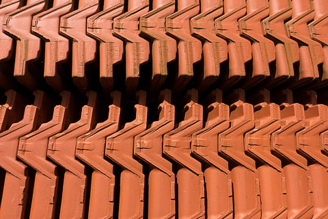 mursten, flise, mønster, struktur, skygge, baggrund, fond, byggemateriale, lagdelt, i en række, arkitektur, fuld ramme, ingen mennesker, baggrunde, dag, bygget struktur, sollys, gentagelse, side om side, Brun, bestille, stor gruppe af objekter, arrangement, udendørs, natur, bygning, orange farve, tom, tagsten, 5K, CC0, offentligt domæne, royaltyfrie