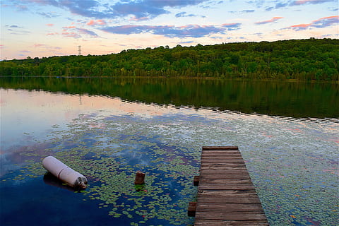 lago, muelle, agua, reflexión, paisaje, oscuridad, naturaleza, cielo azul, nubes, montaña, bosque, parque, belleza en la naturaleza, tranquilidad, nube - cielo, escena tranquila, paisajes - naturaleza, cielo, nadie, material de madera, escena no urbana, al aire libre, planta, flotante, idílico, día, flotando en el agua, contaminación, 4K, CC0, dominio público, libre de derechos