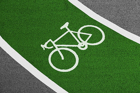 Straße, Feld, Zeichen, Textur, Asphalt, Fahrrad, leeren, Gras, Boden, Fahrbahn, städtisch, grüne Farbe, High Angle View, weiße Farbe, keine Leute, Sport, Kommunikation, Rasen, Tag, draußen, Spielfeld, Transport, Yard Line - Sport, Natur, Symbol, Pflanze, amerikanischer Fußballplatz, Trennlinie, 2K, CC0, gemeinfrei, lizenzfrei
