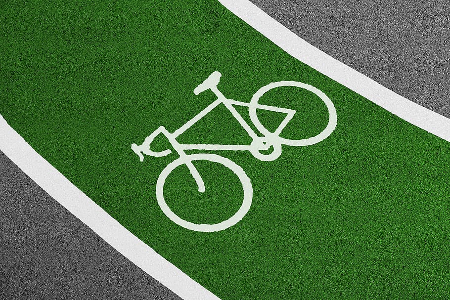 carretera, camp, signe, textura, asfalt, bicicleta, buit, herba, sòl, carril, urbà, color verd, vista d’angle alt, Color blanc, cap gent, esport, comunicació, gespa, dia, a l'aire lliure, camp de joc, transport, línia de pati: esport, naturalesa, símbol, planta, camp de futbol americà, línia divisòria, 2K