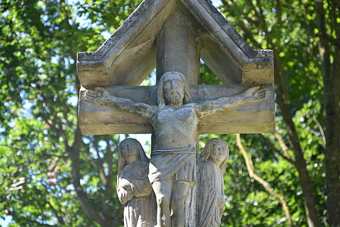 statua, zabytki, religijny, architektura, religia, zabytek religijny, dziedzictwo, drzewo, niski kąt widzenia, żadnych ludzi, duchowość, dzień, ludzka reprezentacja, reprezentacja, sztuki i rzemiosła, rzeźba, męskie podobieństwo, kreatywność, roślina, wiara, Natura, skupić się na pierwszym planie, rzemiosło, na dworze, miejsce kultu, świątynia, 5K, CC0, domena publiczna, darmowe zdjęcia