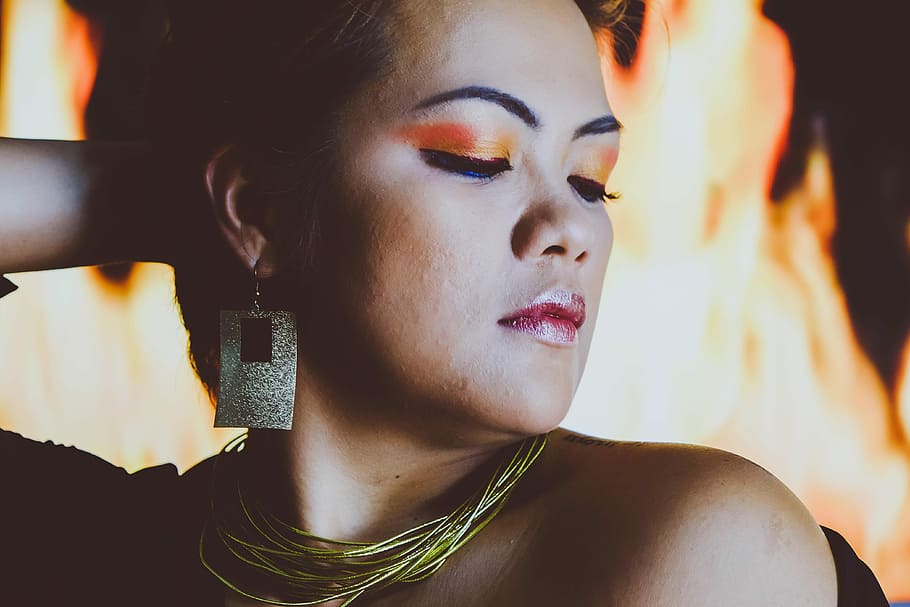 ild, tæt på, Foto, kvinde, bag, makeup, model, portræt, ansigt, smykker, fotografering, avatar, koncept, portrætfotografi, dramatisk, element, hovedskud, en person, ung voksen, skønhed, voksen, smuk kvinde, Kvinder, unge kvinder, livsstil, indendørs, læbestift, øjenskygge, mode, fokus på forgrunden, fritidsaktivitet, menneskeligt ansigt, frisure, 4K