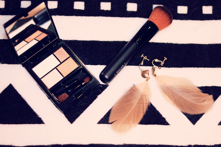 sort, makeup palette, børste, top, tekstil, makeup, palet, På toppen, skønhedsprodukt, øjenskygge, mode, læbestift, make-up børste, ingen mennesker, indendørs, tæt på, dag, stilleben, sort farve, Kunst og håndværk, pen, bord, høj vinkel visning, gruppe af objekter, kreativitet, personlige tilbehør, papir, medium gruppe af objekter, valg, smykker, 1080P