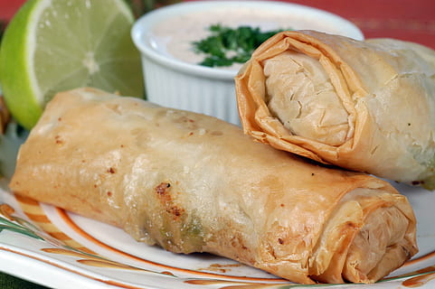 Nahansicht, Foto, Frühlingsrolle, Tablett, Avocado, rollen, Ei, Frühling, Lebensmittel, asiatisch, Küche, gebraten, hausgemacht, Gebäck, braten, Vorspeise, Chinesisch, tief, golden, Tapas, Dip-Sauce, Snack, traditionell, köstlich, knusprig, braun, Soße, filo, Teig, lecker, gekocht, Limette, Essen und Trinken, gesundes Essen, Frische, Wohlbefinden, Teller, drinnen, fertig für den Verzehr, Stillleben, keine Leute, Wrap Sandwich, Gemüse, Fleisch, Fokus auf den Vordergrund, Serviergröße, ausgestopft, Brot, Mahlzeit, eingewickelt, Versuchung, Burrito, Abendessen, weißes Fleisch, 2K, CC0, gemeinfrei, lizenzfrei
