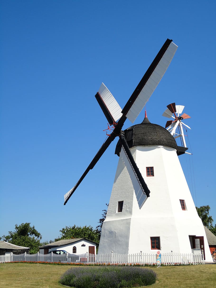 molí de vent, molí, Bornholm, Dinamarca, energia eòlica, aerogenerador, energia alternativa, molí de vent tradicional, blau, cel, energia renovable, conservació del medi ambient, turbina, estructura construïda, exterior de l'edifici, arquitectura, medi ambient, cel clar, naturalesa, generació de combustible i energia, dia, cap gent, paisatge, escena rural, a l'aire lliure, 2K