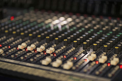 grigio, bianca, Audio, miscelatore, selettivo, fotografia a fuoco, miscelazione, consolle, musica, scrivania, interruttore, luce, equipaggiamento audio, attrezzatura per la registrazione del suono, mixer audio, studio, controllo, studio di registrazione, tecnologia, cultura artistica e intrattenimento, attrezzatura, pannello di controllo, industria elettronica, rumore, nessuno, comunicazione, messa a fuoco selettiva, emittente, avvicinamento, di fila, materiale elettrico, complessità, premi il bottone, tastiera, 5K, CC0, dominio pubblico, privo di copyright