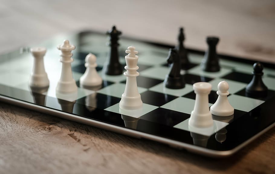 blanc, negre, peces d’escacs, Tablet PC, escacs, ipad, 3d, digital, estratègia, negocis, èxit, diversió, joc, jugar, mòbil, pantalla tàctil, dispositiu, ordinador, tauleta, electrònica, comunicació, tecnologia, Internet, sense fils, touchpad, pantalla, gadget, multimèdia, mobilitat, peó, reina, rei, cavall, torre, jocs d’oci, Tauler d'escacs, esport, competició, lideratge, peó - peça d’escacs, rei - escacs, intel·ligència, desafiament, jugant, planificació, pensar, guanyar, joc de taula, relaxació, Una peça d'escacs, cultura i entreteniment artístic, activitat d'oci, cavaller - peça d’escacs, reina - peça d 'escacs, a l'interior, patró comprovat, color negre, pantalla del dispositiu, 4K