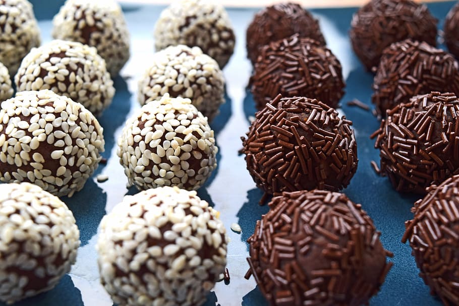 bola de xocolata, praliné, xocolata, caramels, dolços, llaminadures, postres, cacau, marró, menjar, deliciós, gourmet, assortiment, confecció, regal, saborós, desig, tòfones, sucre, decoratiu, menjar dolç, menjar i beguda, a l'interior, frescor, cap gent, indulgència, primer pla, grup d'objectes, en fila, al forn, natura morta, temptació, dolç, grup mitjà d'objectes, taula, centrar-se en primer pla, vista d’angle alt, variació, berenar, 5K