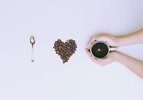 persona, participación, cerámico, jarra, café, frijoles, cuchara, vaso, naturaleza muerta, manos, calentar, corazón, amor, símbolo, comida, de cerca, mano humana, foto de estudio, Fondo blanco, directamente arriba, nadie, parte del cuerpo humano, mano, adentro, comida y bebida, una persona, frescura, gran grupo de objetos, copia espacio, parte del cuerpo, adulto, variación, dedo, lujo, 5K
