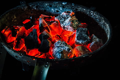 brændende kul, fokus fotografering, brænding, stegning, pande, trækul, parat, grill, brand - naturligt fænomen, varme - temperatur, flamme, madlavning, kul, rød, mad, aske, sort farve, Brænde, ingen mennesker, indendørs, tæt på, ild, glødende, ildsted, brændt, høj vinkel visning, natur, husholdningsudstyr, bål, 5K, CC0, offentligt domæne, royaltyfrie
