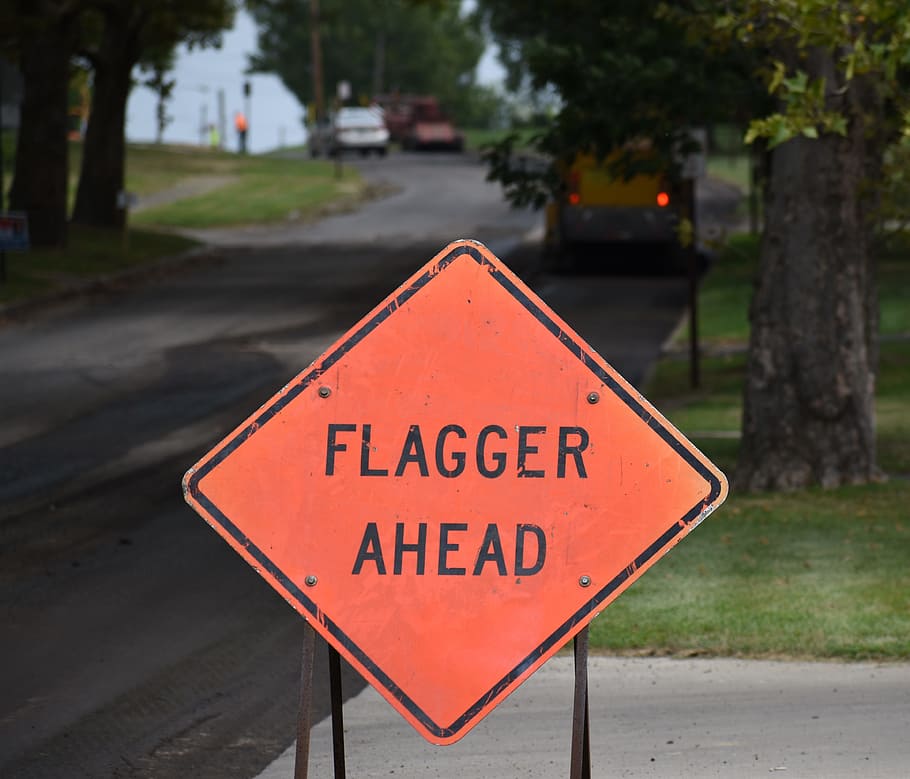 flagger, construcció, carretera, seguretat, signe, flagman, taronja, comunicació, senyal d'advertència, text, guió occidental, senyal de trànsit, color taronja, informació, signe d'informació, centrar-se en primer pla, vermell, transport, forma de triangle, cap gent, lletra majúscula, orientació, dia, planta, a l'aire lliure, símbol d’avís, exclusió, 4K