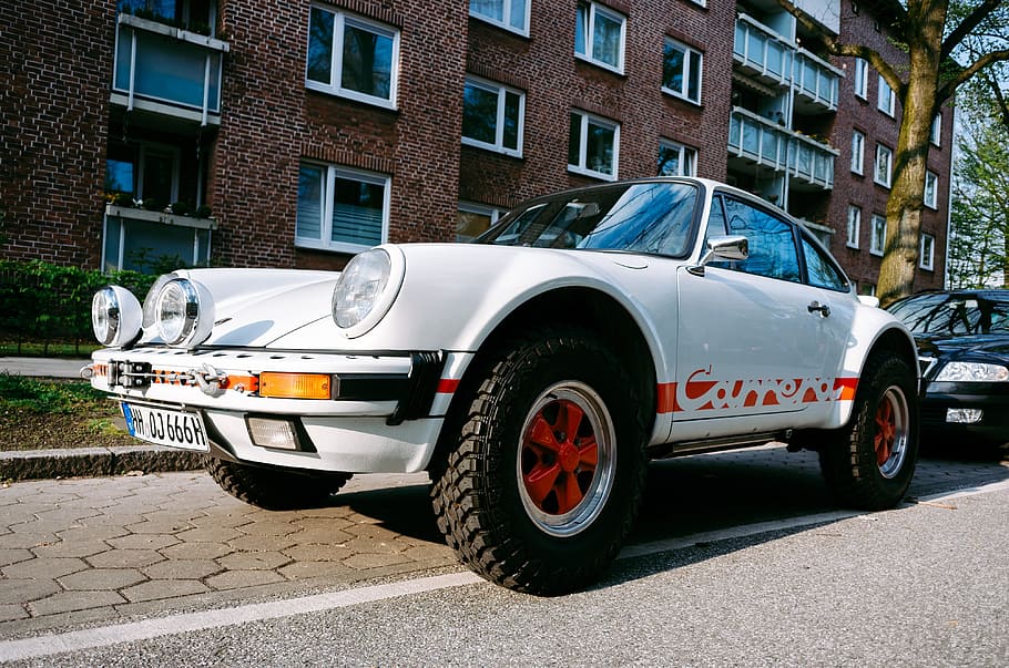 Porsche Carrera, andere, Auto, Landfahrzeug, Transport, Straße, alt, altmodisch, draußen, klassisch, keine Leute, Retro-Stil, Transportart, Gebäudehülle, Tag, Stadt, Transportmittel, die Architektur, Kraftfahrzeug, gebaute Struktur, Gebäude, stationär, Oldtimer, weiße Farbe, 4K
