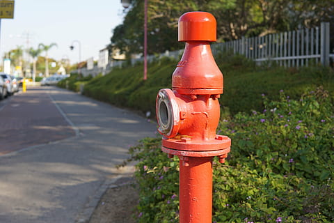 fireplug, gammel brannhydrant, brann pc, fokusere på forgrunnen, dag, gate, anlegg, by, ingen folk, natur, brannhydrant, utendørs, transport, sikkerhet, nærbilde, vei, gangsti, oransje farge, metall, container, beskyttelse, belysningsutstyr, blomstrende plante, 5K, CC0, offentlig domene, opphavsrett gratis
