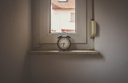 Weiß, Wecker, Fenster, immer noch, Glocke Wecker, Kabinett, Frage der Zeit, Alarm, Uhr, Zeit, Fensterbrett, Wandbau - Funktion, keine Leute, drinnen, alt, Tag, Ziffernblatt, Instrument der Zeit, Wanduhr, Nummer, Minutenzeiger, Uhrzeiger, Richtigkeit, die Architektur, Wand, Wohngebäude, Nahansicht, gebaute Struktur, 5K, CC0, gemeinfrei, lizenzfrei