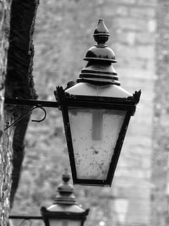 lanterna, parete, bianco e nero, all'aperto, giorno, nessuno, albero, avvicinamento, attrezzatura per l'illuminazione, concentrarsi sulle conoscenze acquisite, struttura costruita, architettura, natura, messa a fuoco selettiva, pianta, lampione, esterno dell'edificio, costruzione, lampada elettrica, luogo di culto, strada, 4K, CC0, dominio pubblico, privo di copyright