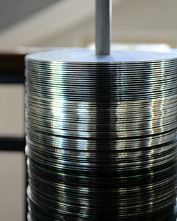 CD, cd cd rom, broche, en miroir, disque compact, Les données, métal, fermer, industrie, pouvez, aluminium, acier, personne, alliage, à l'intérieur, machinerie, couleur argentée, La technologie, équipement, affaires, brillant, empiler, nature morte, partie machine, se concentrer sur le premier plan, mise au point sélective, nourriture en conserve, 4K, CC0, domaine public, libre de droits