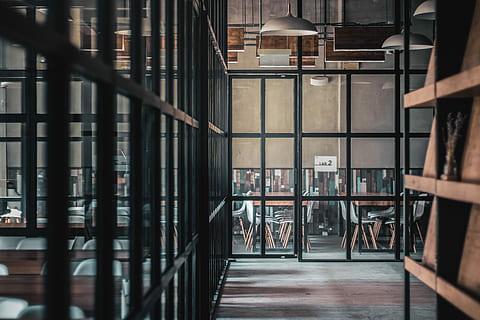 entre, klar, glasdør, sort, metal, indrammet, Brun, bord, stole, bibliotek interiør, arbejdsområde, bibliotek, indre, lab 2, klasseværelse, stol, unsplash, workingspace, indendørs, værelse, dør, glas, vindue, arkitektur, dag, en person, bygget struktur, rigtige mennesker, rækværk, sæde, bygning, sollys, gennemsigtig, tilfældige mennesker, fravær, glas - materiale, 5K, CC0, offentligt domæne, royaltyfrie
