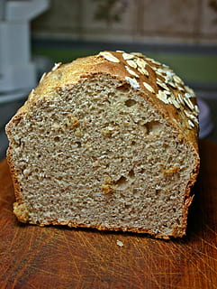 brød, stavet brød, havregrøt, bakverk, bakevarer, mat, bake, bakt, brødskive, skjære, brun, friskhet, bakeri, tre - materiale, hjemmelaget, bakverk deig, spise sunt, mat og Drikke, nærbilde, innendørs, velvære, stilleben, fokusere på forgrunnen, ingen folk, klar til å spise, bord, skjærefjøl, brunt brød, frokost, matbit, 2K, CC0, offentlig domene, opphavsrett gratis