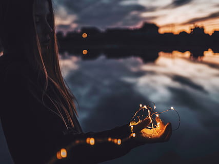 selektif, fotografi fokus, wanita, memegang, string light, gelap, awan, langit, refleksi, orang-orang, tangan, telapak tangan, tali, lampu, malam, api - fenomena alam, api, alam, satu orang, air, diterangi, matahari terbenam, dewasa, perempuan, danau, fokus pada latar depan, gaya hidup, kegiatan waktu luang, di luar rumah, orang sungguhan, pantai, tertembak di kepala, 4K, CC0, domain publik, bebas royalti