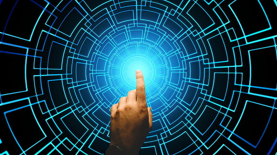 linke Hand der Person, Technologie, Entwickler, berühren, Finger, künstliche Intelligenz, denken, Steuerung, Computerwissenschaften, Elektrotechnik, Computer, intelligent, kontrolliert werden, Tafel, Schaltung, Daten, Funktion, Mikroprozessor, Datenaustausch, Digital, Kommunikation, Netzwerk, Server, kabellose Technologie, Verbindung, Internet, futuristisch, Computerausrüstung, glühend, Blau, Cyberspace, menschliche Hand, menschliches Körperteil, Hand, Bildschirm, Computerbildschirm, Computer benutzen, Sicherheitssystem, eine Person, elektrische Ausrüstung, abstrakt, Fingerabdruck, globale Kommunikation, 5K