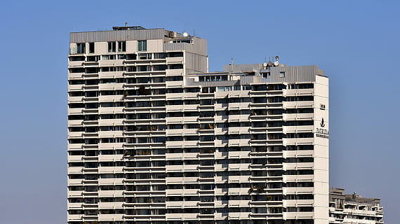 grattacielo, costruzione, giorno, Monaco, facciata, casa, architettura, struttura costruita, esterno dell'edificio, città, industria, industria di costruzioni, edificio per uffici esterno, cielo, Inquadratura dal basso, finestra, moderno, quartiere residenziale, nessuno, attività commerciale, natura, appartamento, ufficio, cielo sereno, all'aperto, calcestruzzo, 5K, CC0, dominio pubblico, privo di copyright