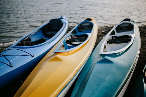 fusta, moll, llac, moll de fusta, al costat del llac, aigua, vaixell, caminar, canoa, caiac, vaixell nàutic, vacances, estiu, a l'aire lliure, transport, piragüisme, naturalesa, esport, mar, recerca recreativa, cap gent, absència, dia, manera de transport, amarrat, blau, groc, en fila, primer pla, viatjar, grup d'objectes, viatge, centrar-se en primer pla, luxe, 5K