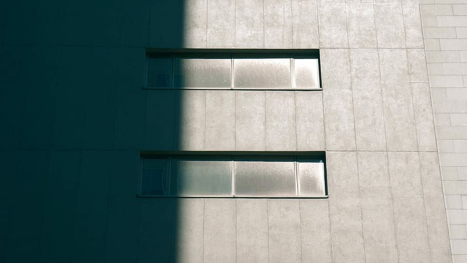 concret, edifici, horitzontal, la meitat de les finestres, ombra, cas gris, finestra, arquitectura, toronto, Cercar, fotografia de carrer, canviant d'humor, gris, negre, llum, estructura construïda, cap gent, funció de construcció de parets, exterior de l'edifici, dia, llum solar, Color blanc, patró, paret, a l'aire lliure, material de fusta, fons, entrada, marc complet, porta, 4K
