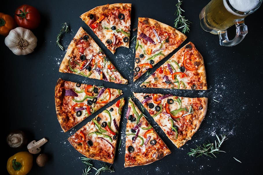 al forn, pizza, pebre, fons, formatge, cercle, clàssic, primer pla, cuit, crosta, cuina, deliciós, sopar, massa, menjar, ràpid, fresc, gourmet, casolà, calenta, italià, dinar, carn, desfet, mozzarella, pepperoni, pizza al tall, ingredients de la pizza, vermell, restaurant, rodó, salami, salsa, salsitxa, tall, rodanxes, berenar, picant, saborós, tomàquet, tradicional, cervesa, brots, olives, menjar i beguda, directament a sobre, taula, cap gent, vista d’angle alt, frescor, fruita, a l'interior, llest per menjar, natura morta, producte diari, herba, equipament per a la llar, vegetals, alimentació saludable, temptació, fons negre, decorar, 5K