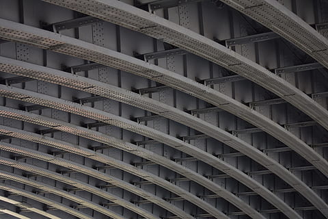 clădire în creștere, căptușită, gri, structural, clădire, închide, vedere, metal alb, raft, arhitectură, construită, arhitectura și clădirile, cadru complet, fundaluri, nici o persoana, zi, în aer liber, model, exteriorul clădirii, repetiţie, vedere unghiulară joasă, oraș, caracteristică arhitecturală, metal, modern, proiecta, exteriorul clădirii de birouri, fereastră, a închide, încrucişat, tavan, apartament, 5K, CC0, domeniu public, fără drepturi de autor
