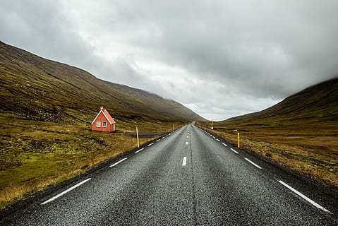 leeg, grijs, beton, weg, top, roze, houten, huis, bewolkt, dag, zwart, bergen, wit, hemel, wolk, afgelegen, snelweg, asfalt, landelijk, bewolking, gras, route, lijn, berm, hut, heuvel, kromme, wolk - lucht, vervoer, landschap, teken, de weg vooruit, richting, berg-, milieu, symbool, natuur, geen mensen, reizen, niet-stedelijke scène, cloudscape, schoonheid in de natuur, scenics - natuur, perspectief verminderen, 5K, CC0, publiek domein, royaltyvrij