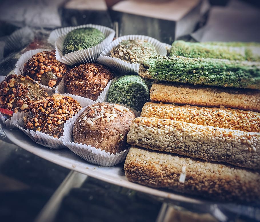 magdalenes, pastís d'arròs, taula, rotllets de primavera, pa, cocció, fleca, llavors, fruits secs, frescor, menjar i beguda, menjar, natura morta, llest per menjar, cap gent, a l'interior, enfocament selectiu, primer pla, menjar dolç, indulgència, dolç, postres, al forn, mida de la porció, temptació, dia, menjar poc saludable, vista d’angle alt, safata, 2K