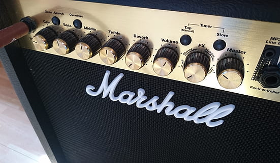 gris, negro, amplificador de guitarra marshall, marshall, guitarra, amplificador, música, músico, altavoces, cable, adentro, texto, tecnología, comunicación, escritura occidental, de cerca, controlar, cultura de las artes y entretenimiento, mano humana, equipo, parte del cuerpo humano, una persona, mano, equipo de sonido, instrumento musical, en una fila, dedo, vista de alto ángulo, de color negro, presionar el botón, 2K, CC0, dominio público, libre de derechos