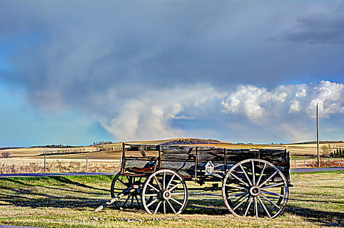 vogn, alberta, antik, rustik, vestlig, sky - himmel, himmel, ingen mennesker, natur, transportmidler, landbrug, landskab, jord, Mark, landlige scene, miljø, gård, hjul, kopiere plads, cloudscape, dag, udendørs, græs, ranch, 5K, CC0, offentligt domæne, royaltyfrie