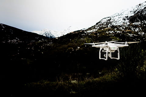 drone, kamera, skyer, himmel, video, optage, hvid, bjerg, ingen mennesker, bjergkæde, natur, sne, plante, skønhed i naturen, scenics - natur, teknologi, kold temperatur, træ, miljø, vinter, landskab, udendørs, dag, overvågning, transportform, snedækket bjerg, bjergtop, 5K, CC0, offentligt domæne, royaltyfrie