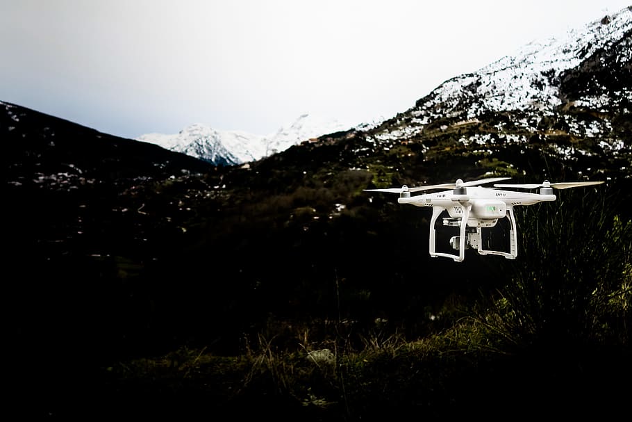 drone, kamera, skyer, himmel, video, optage, hvid, bjerg, ingen mennesker, bjergkæde, natur, sne, plante, skønhed i naturen, scenics - natur, teknologi, kold temperatur, træ, miljø, vinter, landskab, udendørs, dag, overvågning, transportform, snedækket bjerg, bjergtop, 5K