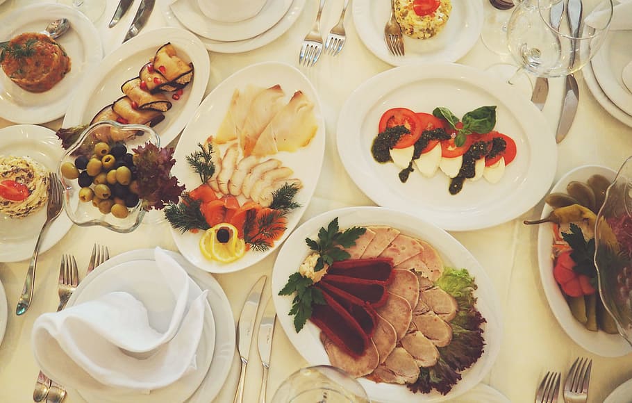 assortit, plats, servit, blanc, ceràmica, oval, placa, taula, mossegades, menjar, sopar, peix, gourmet, saludable, dinar, carn, plaques, restaurant, aperitius, menjar i beguda, frescor, llest per menjar, alimentació saludable, a l'interior, natura morta, mida de la porció, benestar, vista d’angle alt, elecció, cap gent, variació, marisc, fruita, vegetals, temptació, vidre, estil de menjar, 4K