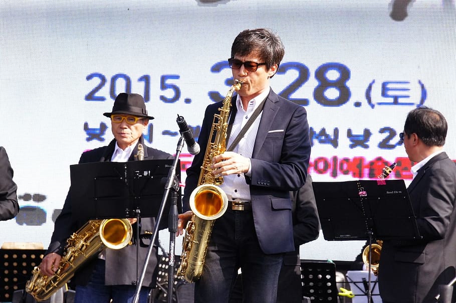 saxòfon, conjunt, orquestra, música, instrument musical, artista, músic, cultura i entreteniment artístic, rendiment, homes, instrument de llautó, adult, grup de persones, celebració, negocis, de peu, gent, jugant, trompeta, mascles, a l'interior, llautó, company de feina, etapa, 1080P