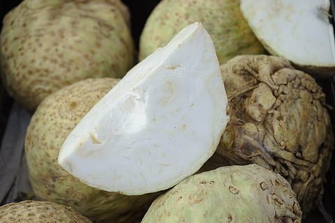 balti griežinėliai, salierai, supjaustyti, diską, balta, daržovės, ropės, gumbavaisiai, apium graveolens var rapaceum, apium graveolens var, rapaceum, šaknų salierai, zeller, maisto, ekologiškas, šviežumas, daržovių, vaisiai, pobūdį, Maistas ir gėrimai, gerovę, Iš arti, sveika mityba, nėra žmonių, natiurmortas, patalpose, balta spalva, turgus, sutelkti dėmesį į naujas žinias, didelė objektų grupė, Parduodama, pasirinkimas, atrankinis dėmesys, objektų grupė, augalų, 5K, CC0, Viešasis domenas, nemokamai