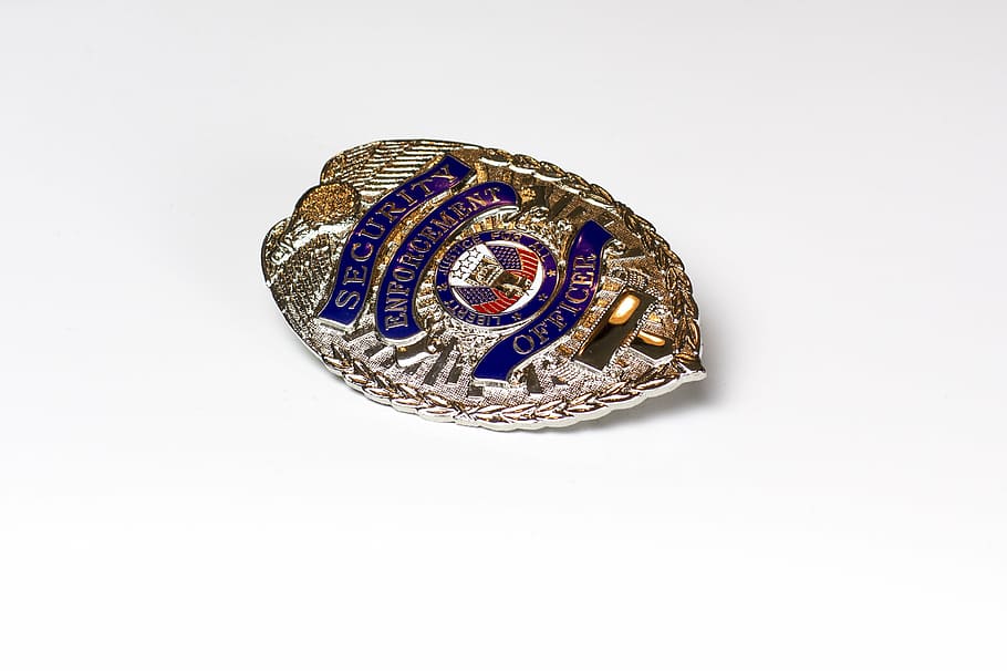 plata, blau, insígnia de seguretat, insígnia, cop, seguretat, pin, Llei, símbol, policia, oficial, la policia, protecció, uniforme, execució, escut, treballar, joieria, decoració, pedres precioses, fons blanc, sol objecte, tir de l'estudi, a l'interior, còpia espai, color daurat, cap gent, antiguitat, riquesa, negocis, vell, tallar, artesania, metall, ornamentat, primer pla, història, Finances, or, luxe, economia, 2K