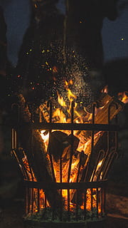 angezündetes Lagerfeuer, Foto, Feuer, schwarz, Bildschirm, Verbrennung, Gitter, Log, Funken, Flamme, Feuer - natürliches Phänomen, Hitze - Temperatur, Natur, Nacht-, Veranstaltung, keine Leute, glühend, Sitz, Stuhl, Kamin, Holz - Material, beleuchtet, draußen, Bewegung, Feuerstelle, Essen und Trinken, orange Farbe, Lagerfeuer, 4K, CC0, gemeinfrei, lizenzfrei
