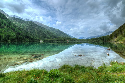 landskab, bjerge, natur, himmel, skyer, dagslys, miljø, Skov, græs, bakke, søen, udendørs, refleksioner, flod, klipper, naturskøn, træer, vand, scenics - natur, sky - himmel, sø, plante, ro, skønhed i naturen, rolig scene, bjerg, træ, grøn farve, ingen mennesker, afspejling, jord, bjergkæde, renhed, 5K, CC0, offentligt domæne, royaltyfrie