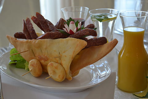 catering, brood, samenstelling, eten en drinken, voedsel, bord, klaar om te eten, versheid, glas, tafel, drinkglas, geprepareerde aardappel, aardappel, detailopname, geen mensen, drinken, Frietjes, Fast food, binnenshuis, ongezond eten, huishoudspullen, verfrissing, gebakken, maaltijd, tussendoortje, diner, patat, 4K, CC0, publiek domein, royaltyvrij
